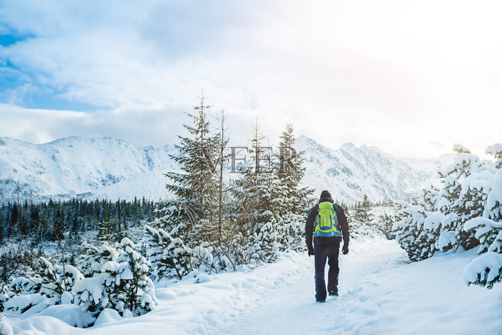 在波兰，斯洛伐克扎科帕内的高塔特拉山脉中徒步旅行的男子照片摄影图片