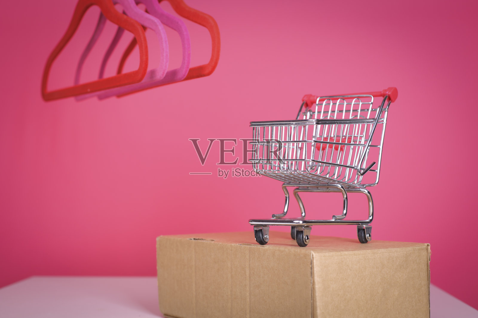 衣架和纸盒照片摄影图片