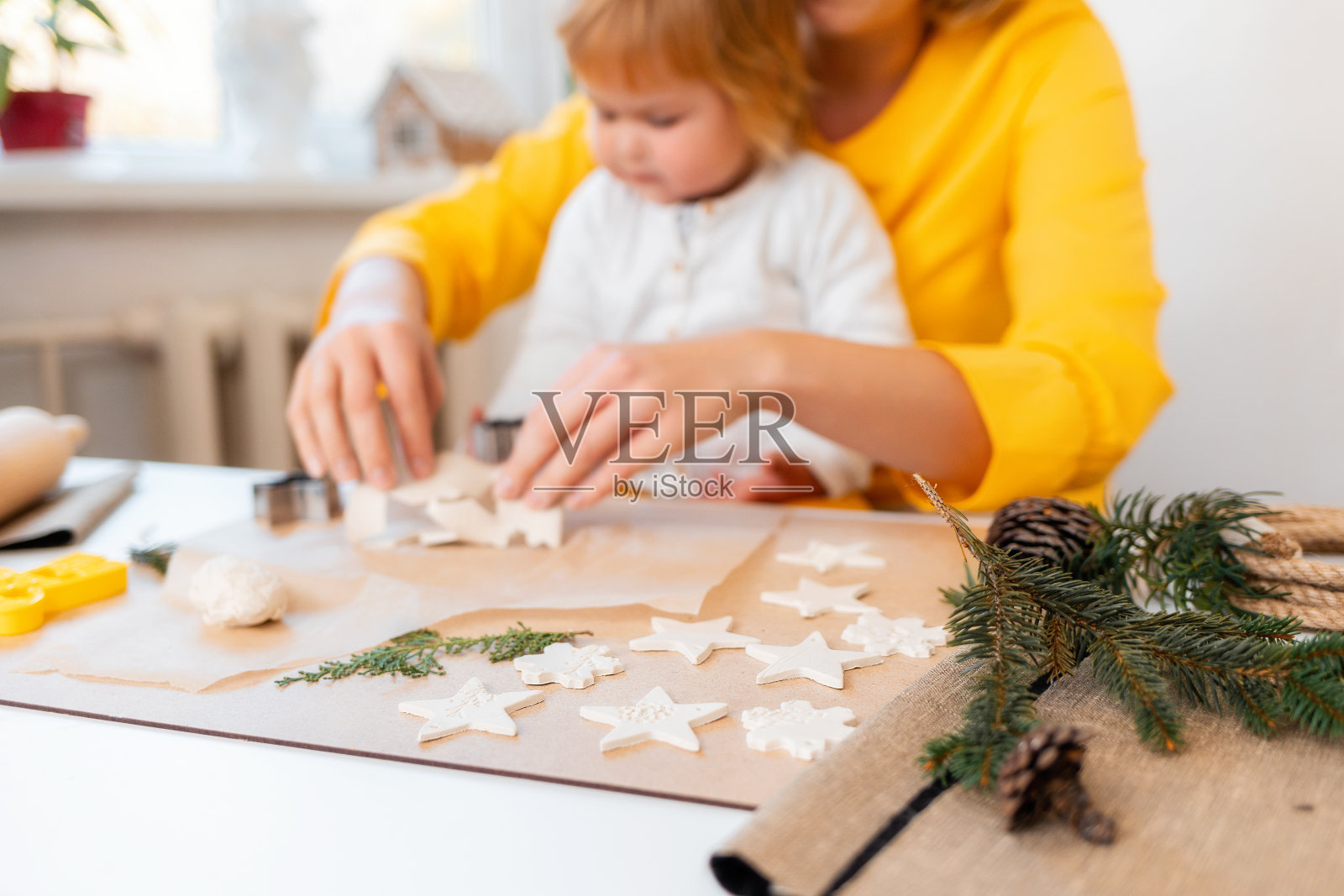 圣诞假期。年轻的母亲和她的孩子一起做饼干。俯视图照片摄影图片