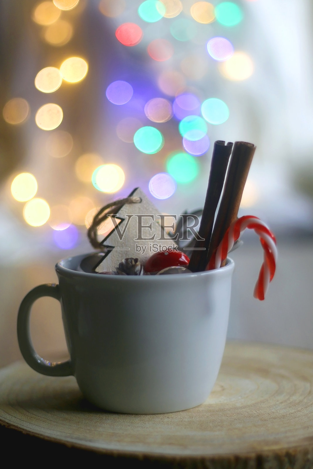 马克杯和圣诞装饰品照片摄影图片