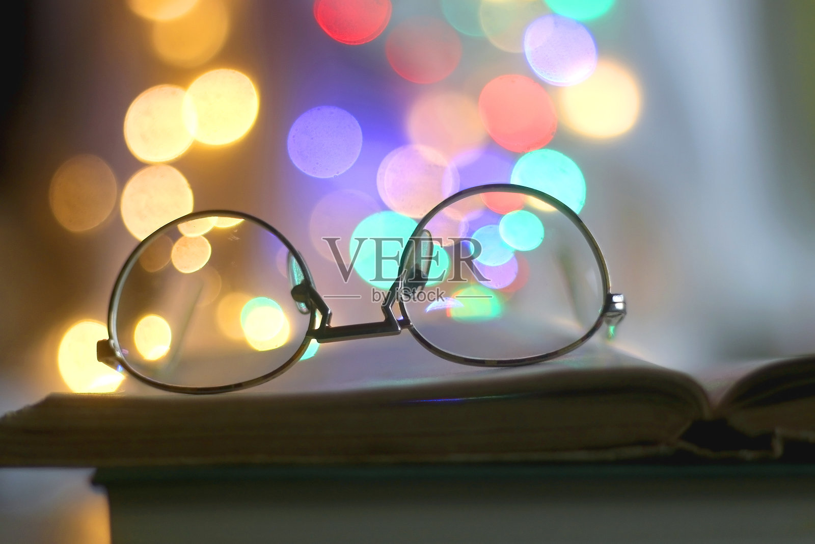 书，眼镜和彩色散景照片摄影图片