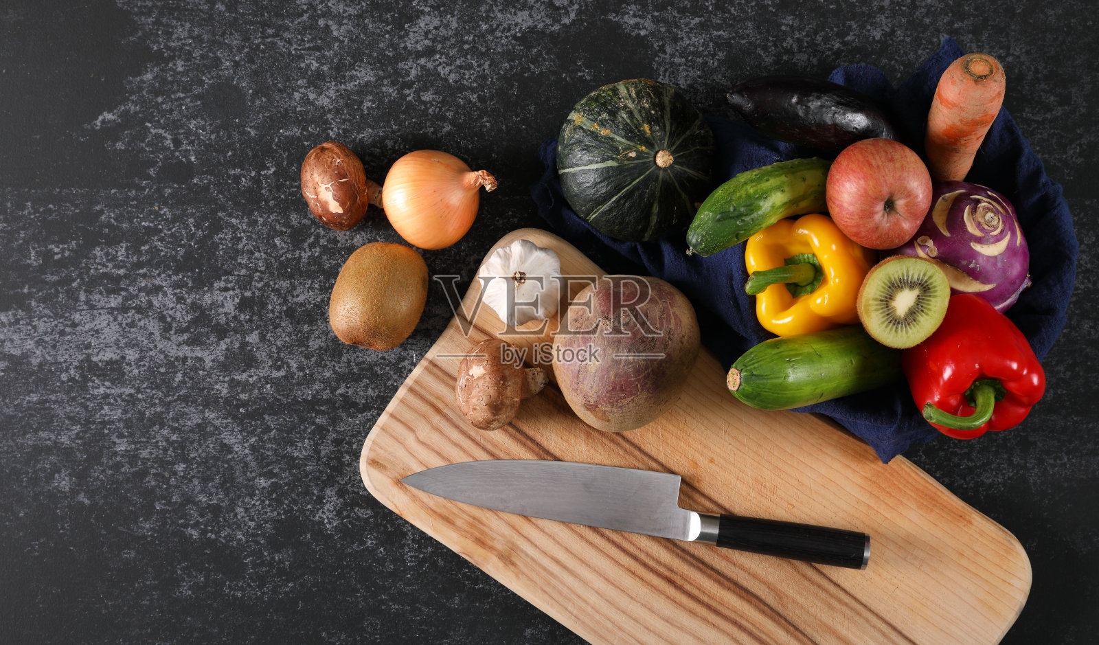 水泥地板上的食物照片摄影图片