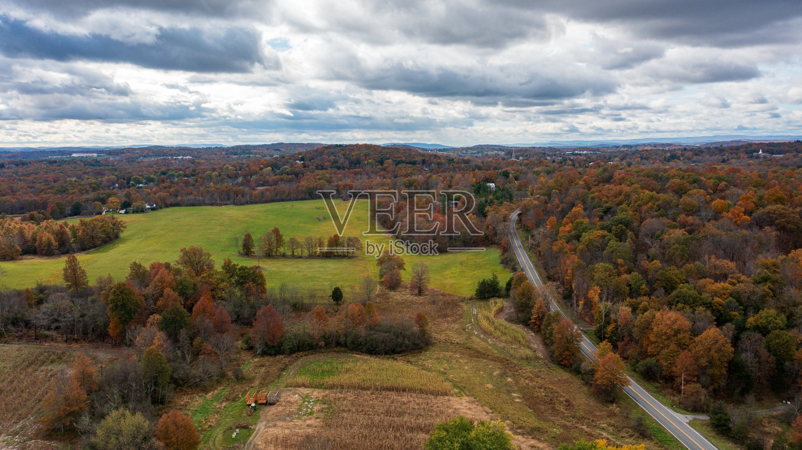 在一个美丽的日子里，在绚丽的秋叶中，从高角度俯瞰纽约的歌珊。照片摄影图片