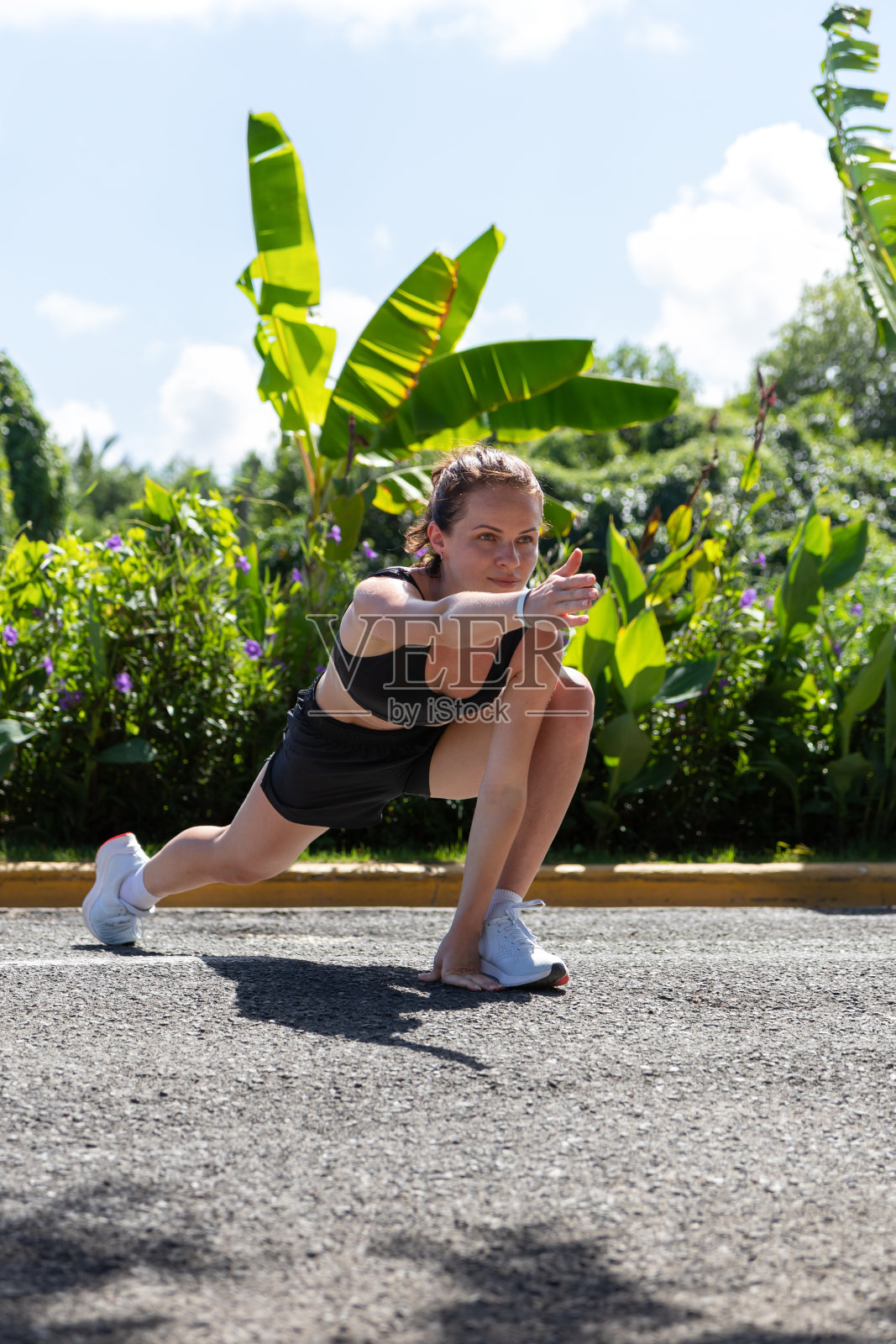 健康成年女性在户外运动，锻炼，伸展。照片摄影图片