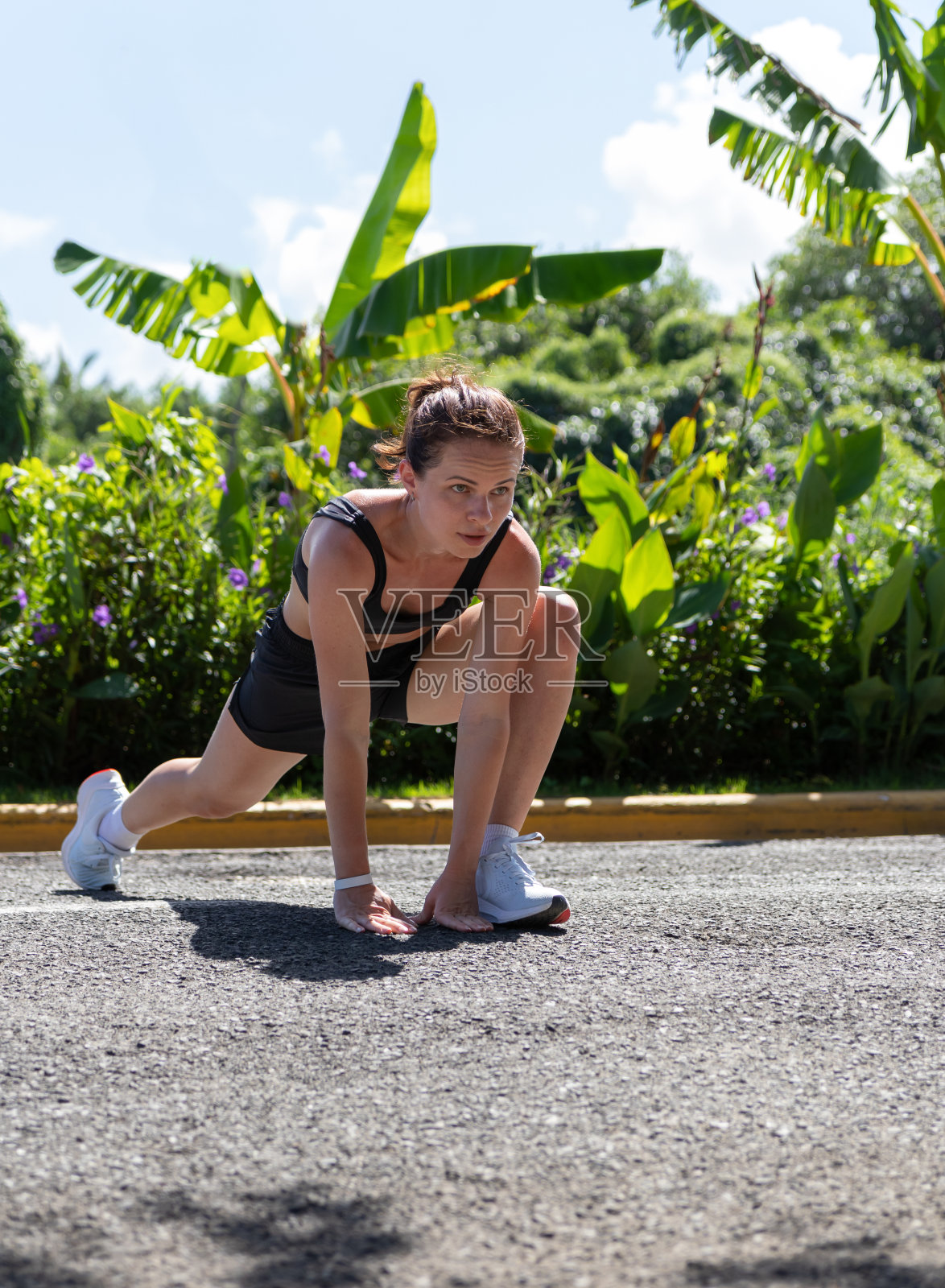 成年女性在户外练习瑜伽、健身、伸展运动。照片摄影图片