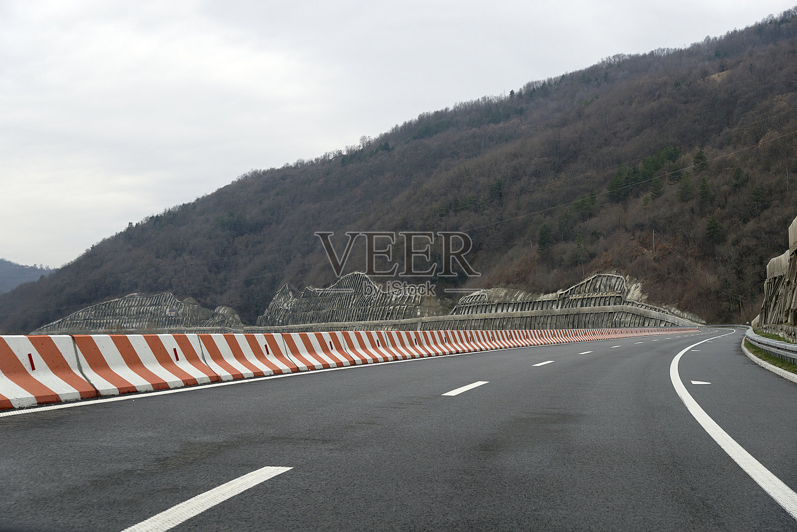 空旷的柏油路在乡村风景与引人注目的白云。开放的道路。公路上空多云天气。小心驾驶。照片摄影图片