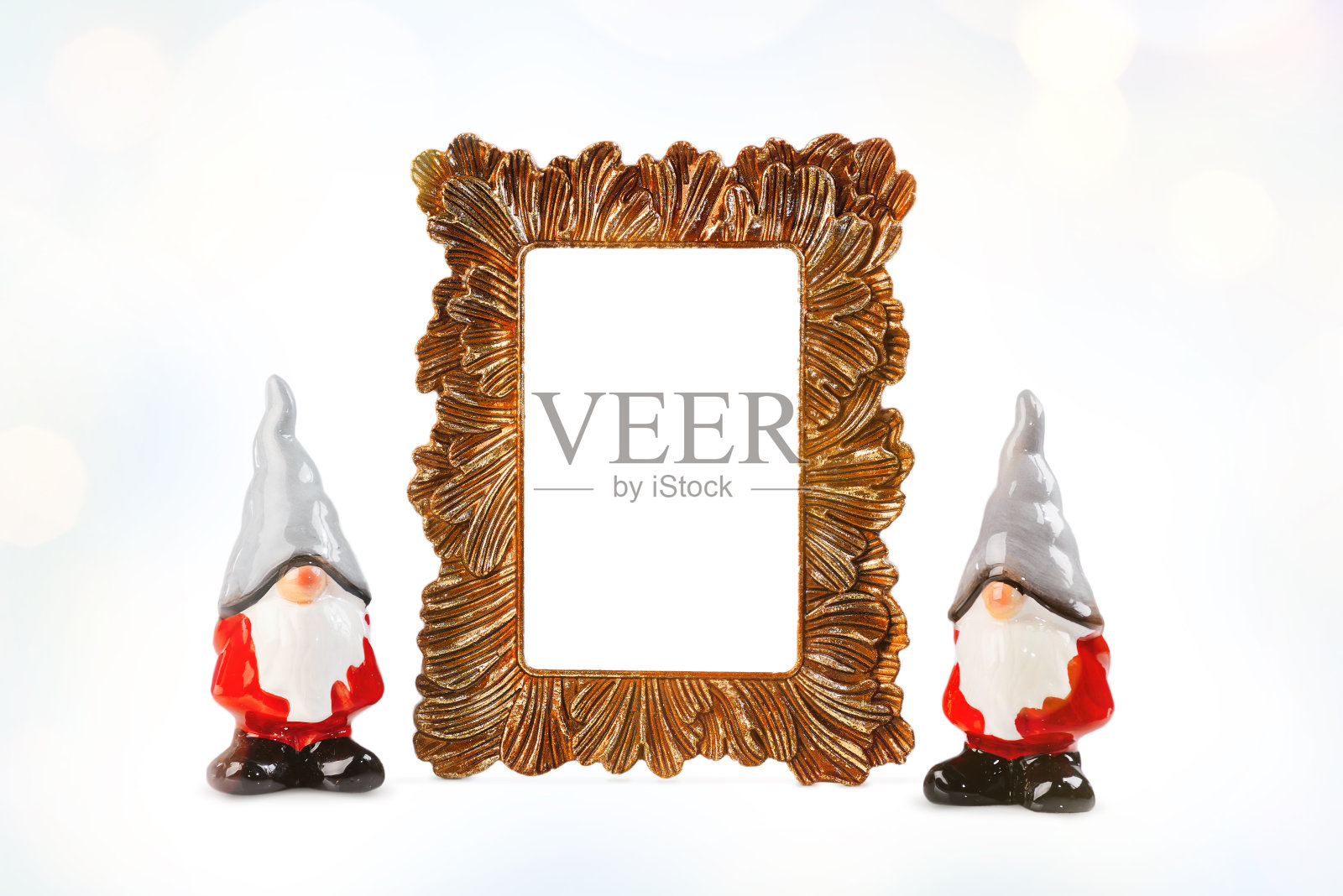 贺年卡背景。圣诞金色的框架和圣诞老人在一个淡淡的背景。新年的概念。副本的空间。背景的祝贺。照片摄影图片