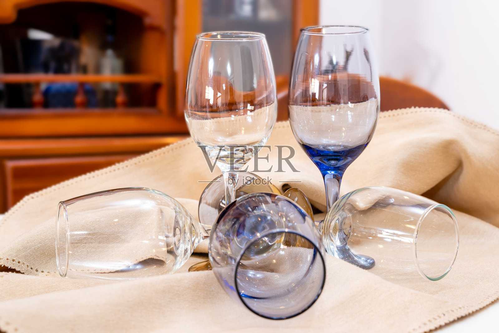 新年和圣诞节的葡萄酒和水杯照片摄影图片