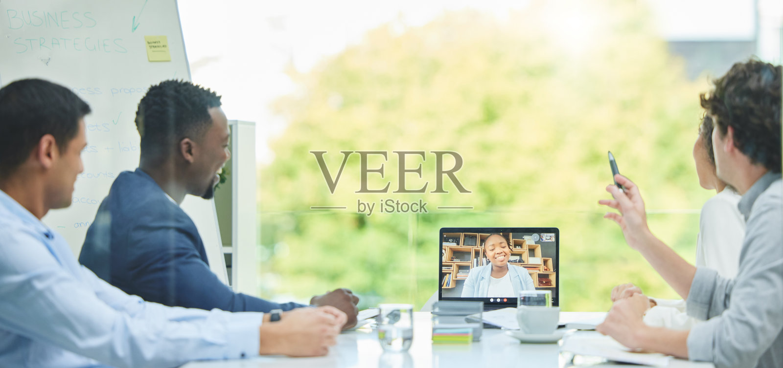 一组员工使用笔记本电脑进行虚拟会议照片摄影图片