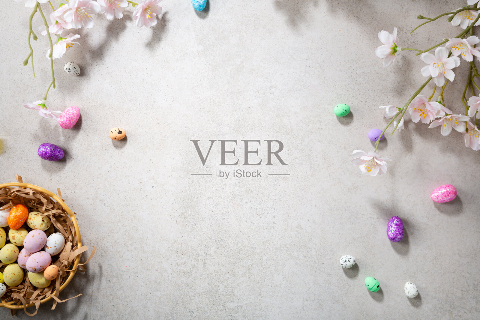 俯瞰复活节巧克力蛋和鲜花节日概念照片摄影图片