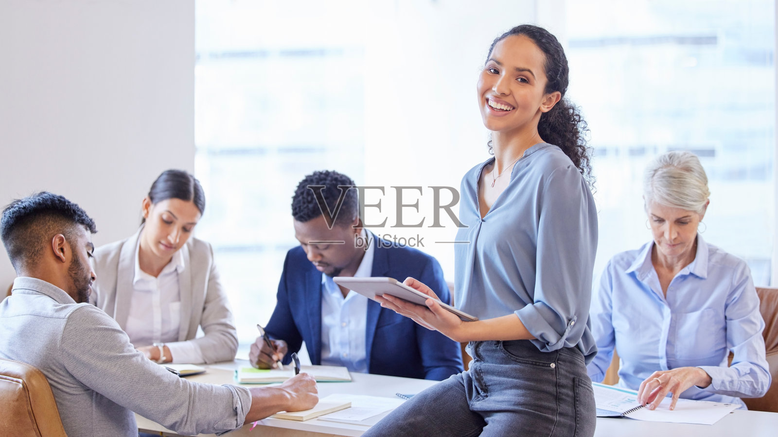 一个自信的年轻女商人在一个现代化的办公室工作照片摄影图片