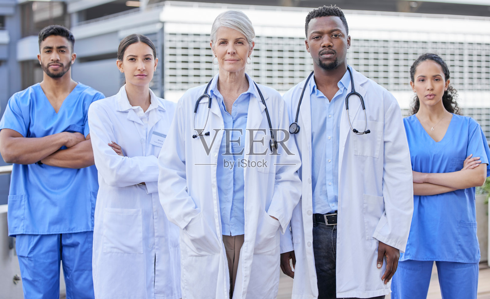 一群医生站在城市的背景下照片摄影图片