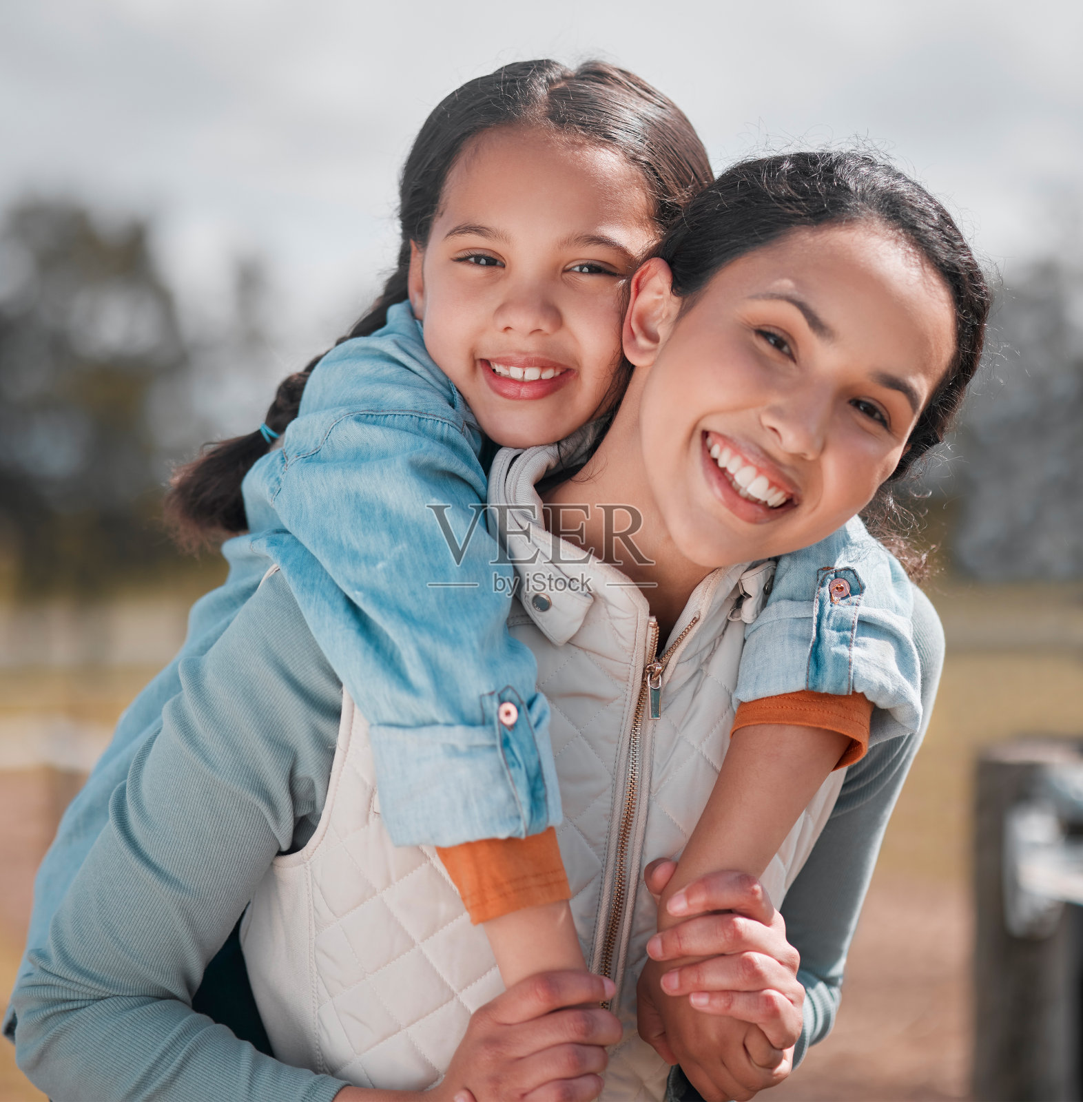 一个小女孩和妈妈在牧场共度时光的照片照片摄影图片