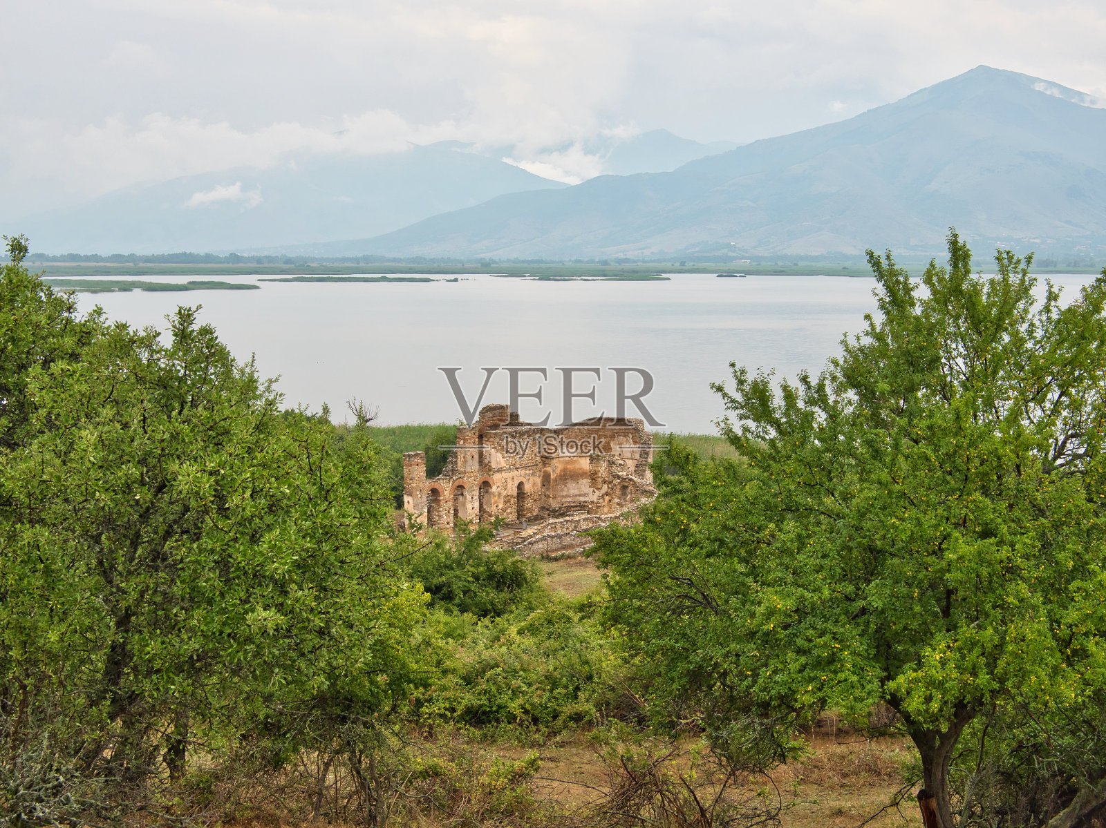 位于小Prespa湖(Prespa国家公园- Prespa湖)的Agios Achillios岛上的St Achillios Basilica遗迹照片摄影图片