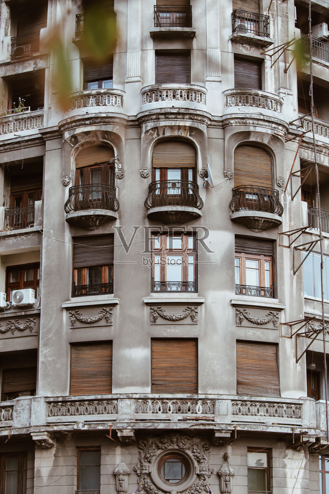 布加勒斯特的窗户，房子前面照片摄影图片
