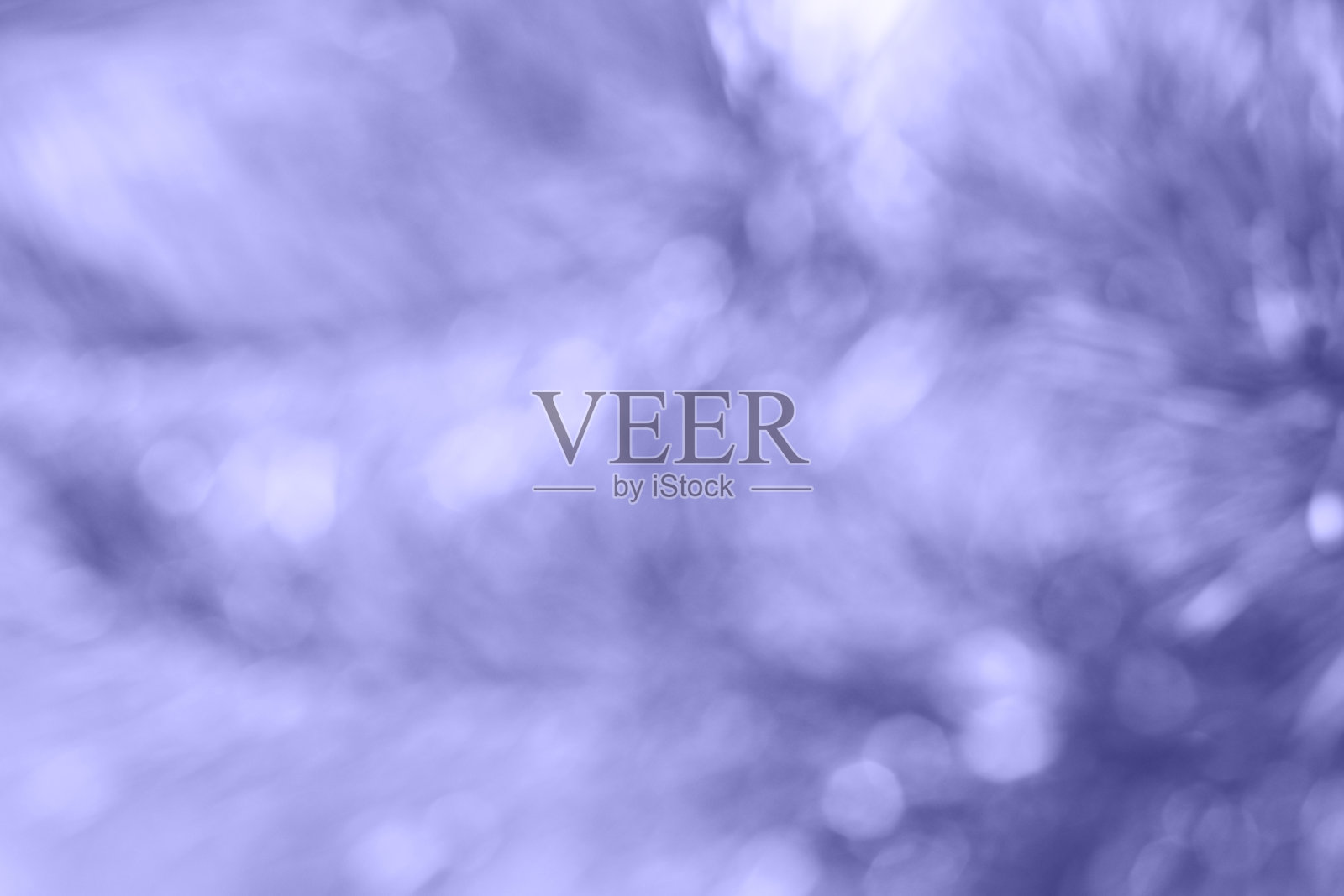 很仙女。2022年最佳颜色。模糊的背景。焦距不够。自然留下模糊的背景。阳光透过树叶照进来。阳光穿过树。健美的颜色照片摄影图片