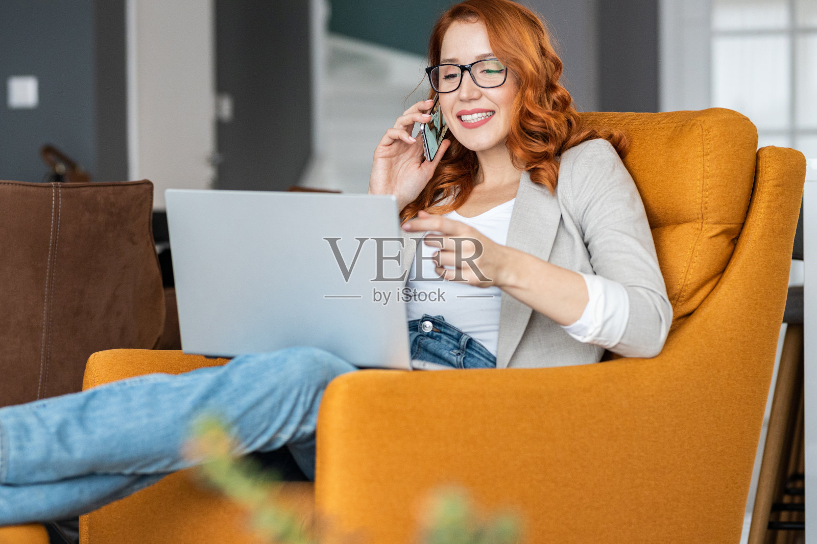 在舒适的客厅里工作照片摄影图片