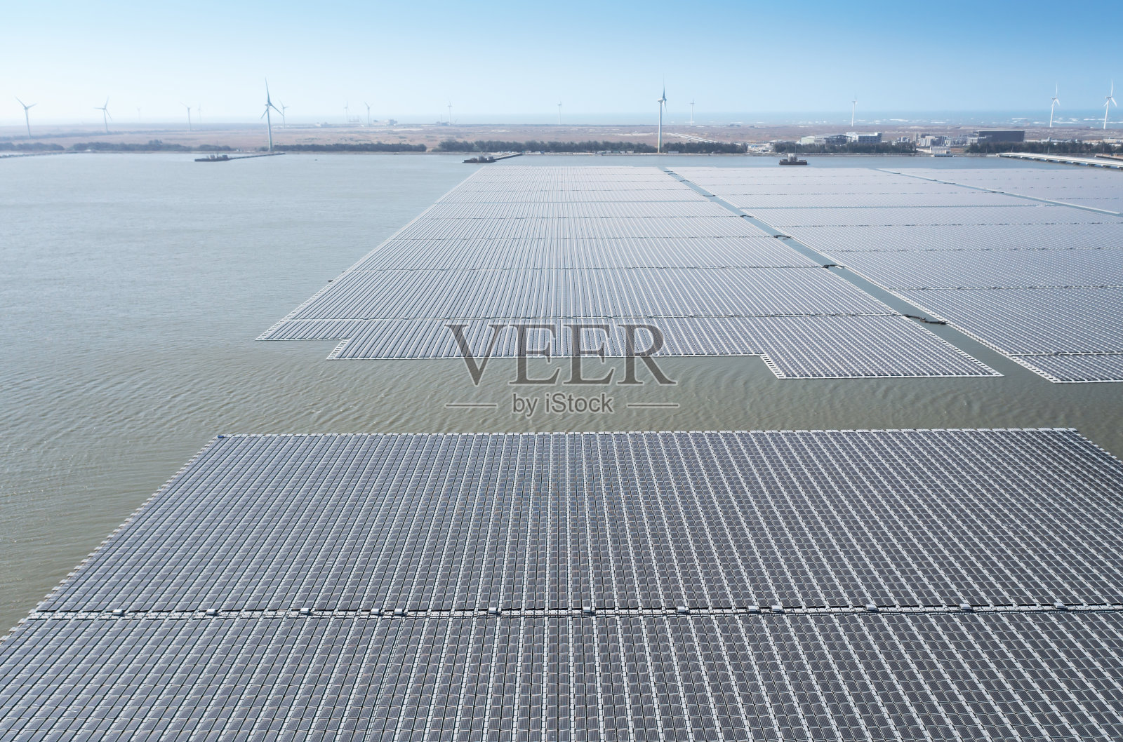 鸟瞰图浮动太阳能发电厂和风力涡轮机农场照片摄影图片