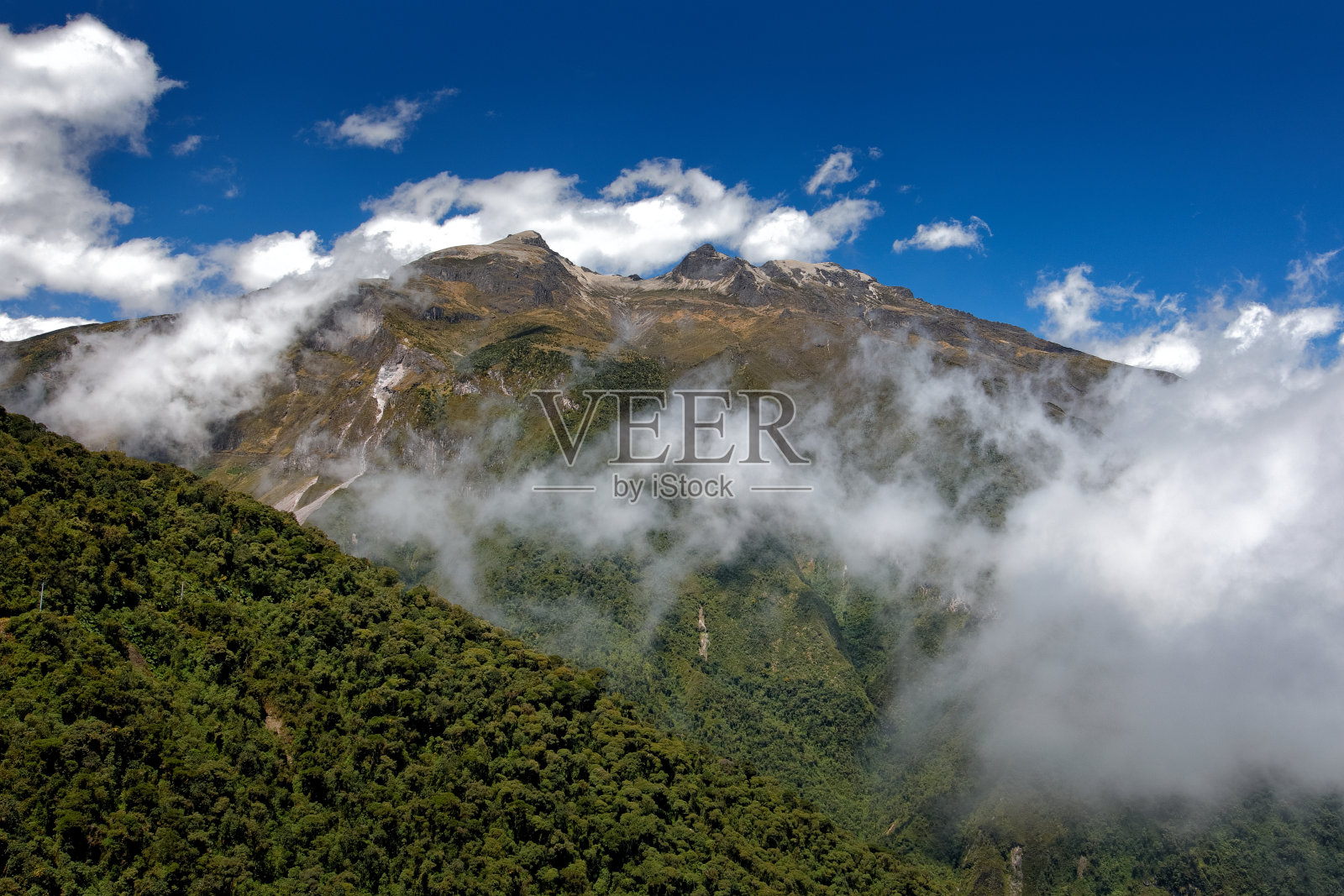 厄瓜多尔火山。皮钦查火山，厄瓜多尔高山晴朗的一天。皮钦查山(海拔4794米)，蓝天上的云山。在南美洲旅行。厄瓜多尔境内，活火山层。照片摄影图片