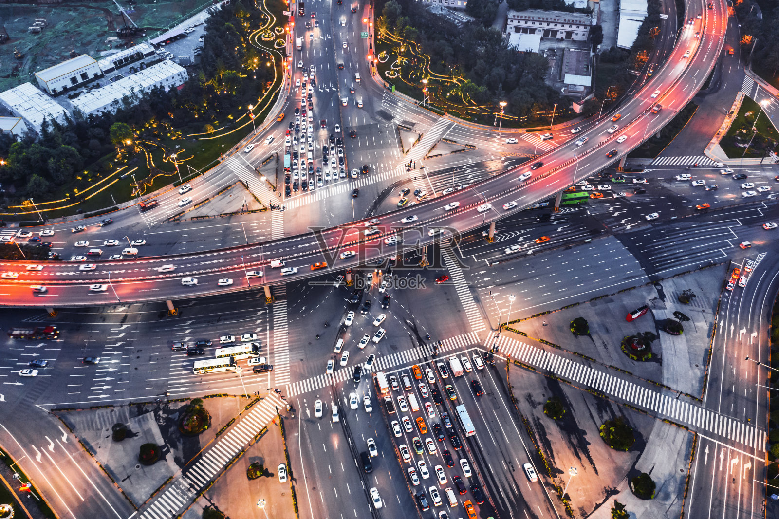 城市夜间交通的鸟瞰图照片摄影图片