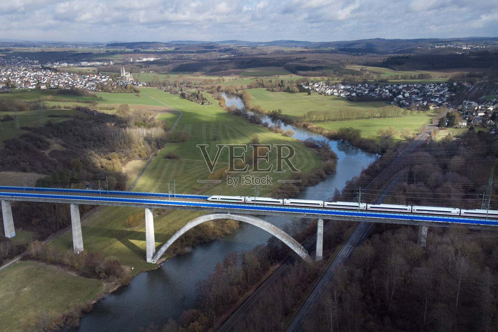 横跨拉恩河的铁路桥-鸟瞰图照片摄影图片