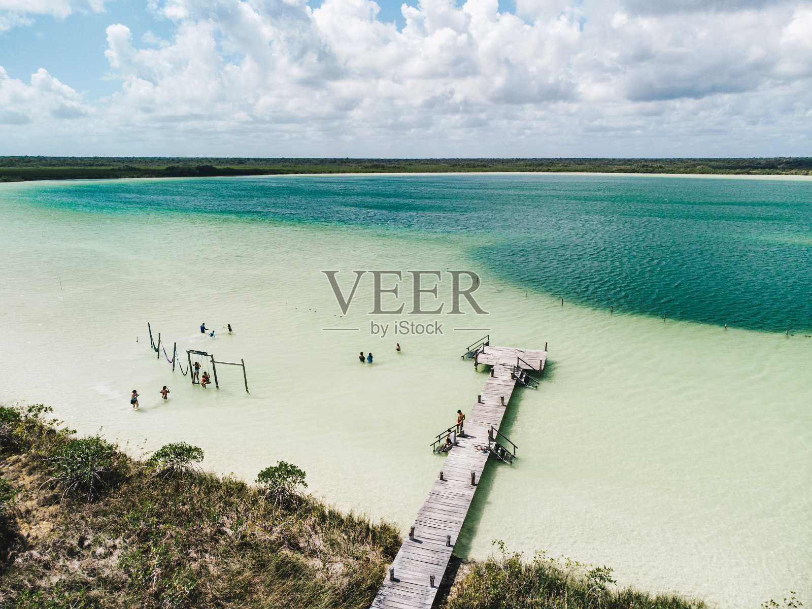 俯瞰泻湖通往天然井的走道照片摄影图片