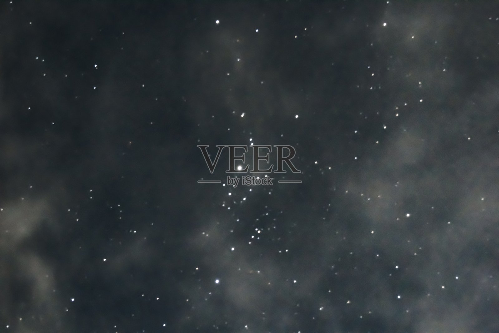 夜空中的星星和极光照片摄影图片