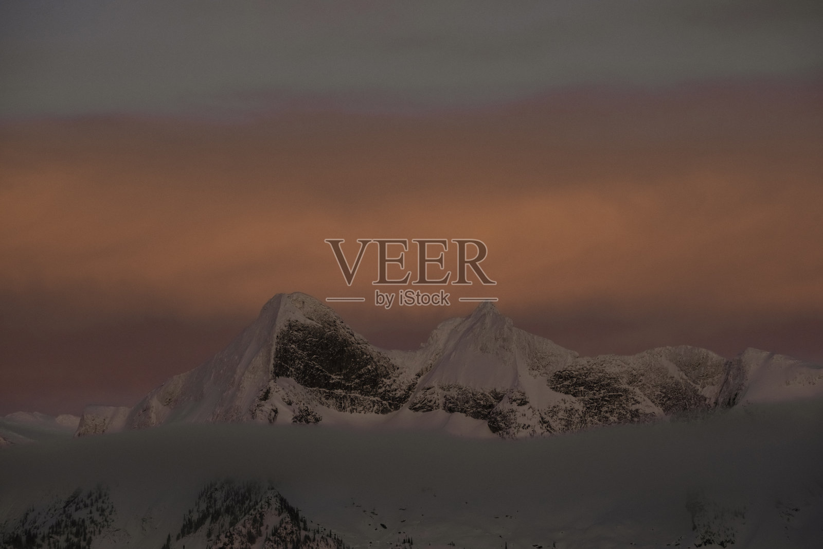 戏剧性的山日落照片摄影图片