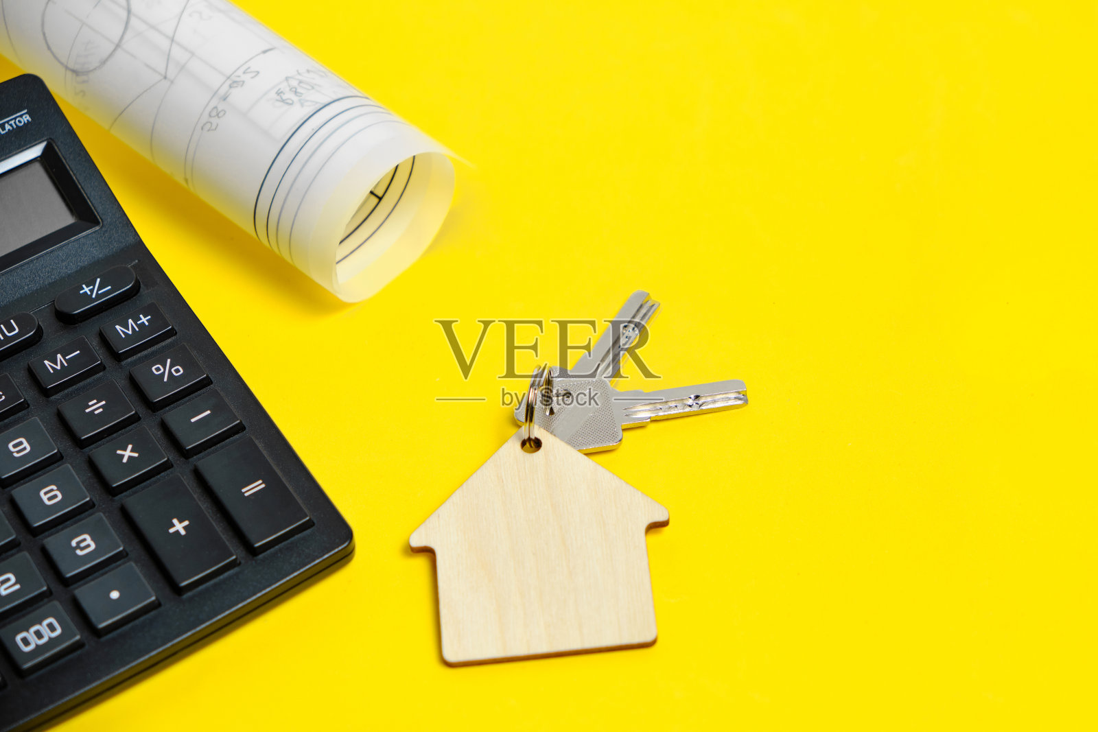 计算机房子平面图绘制和公寓钥匙在一个黄色的背景照片摄影图片