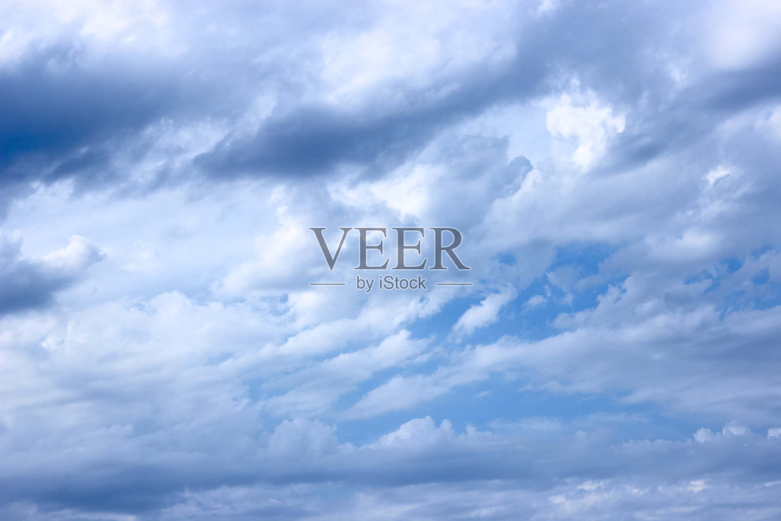 Cloudscape。天空多云，天气不好有云。下雨前的天空。小乌云。抽象自然的背景和文本空间。照片摄影图片