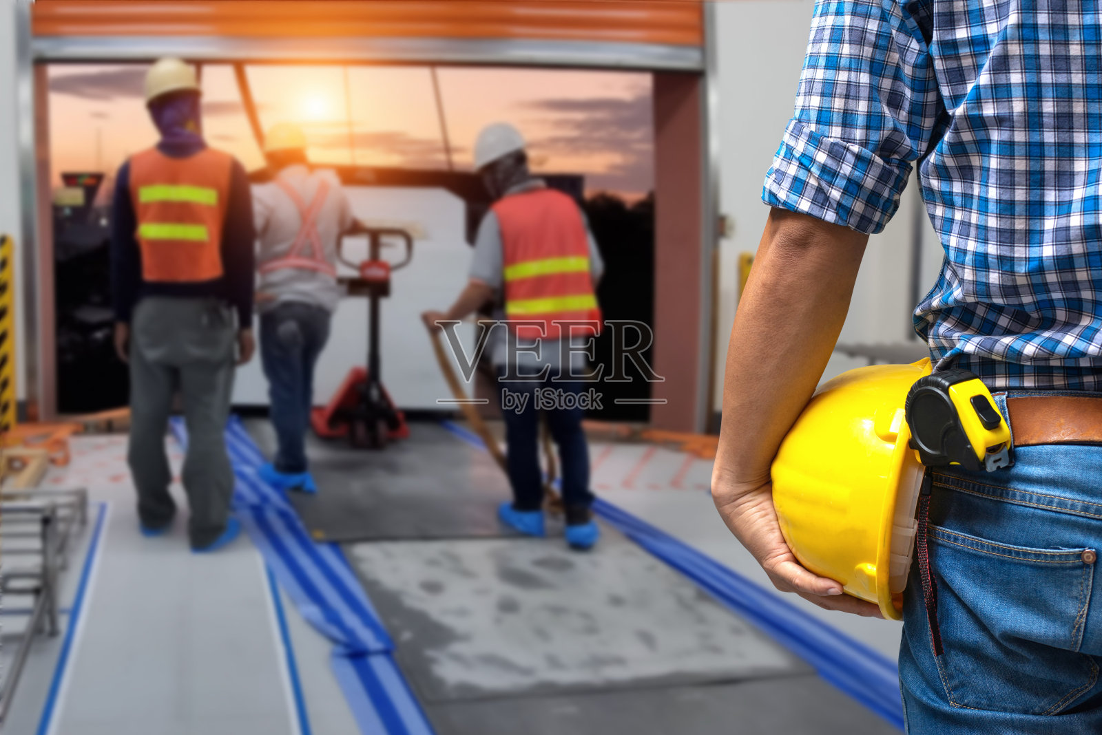 工业工厂维修工程师组检查继电器保护系统与复制空间为您的文本。工业，维修，工程和施工理念。照片摄影图片