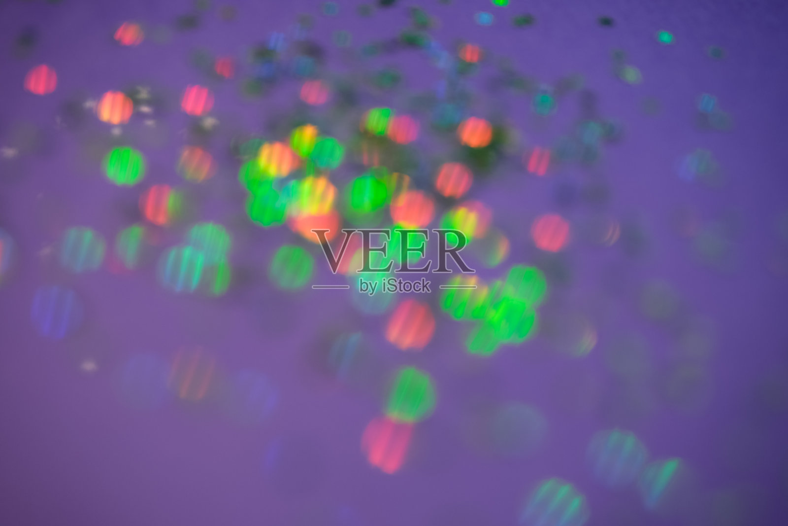 模糊的紫丁香闪闪发光的背景。今年的颜色。照片摄影图片