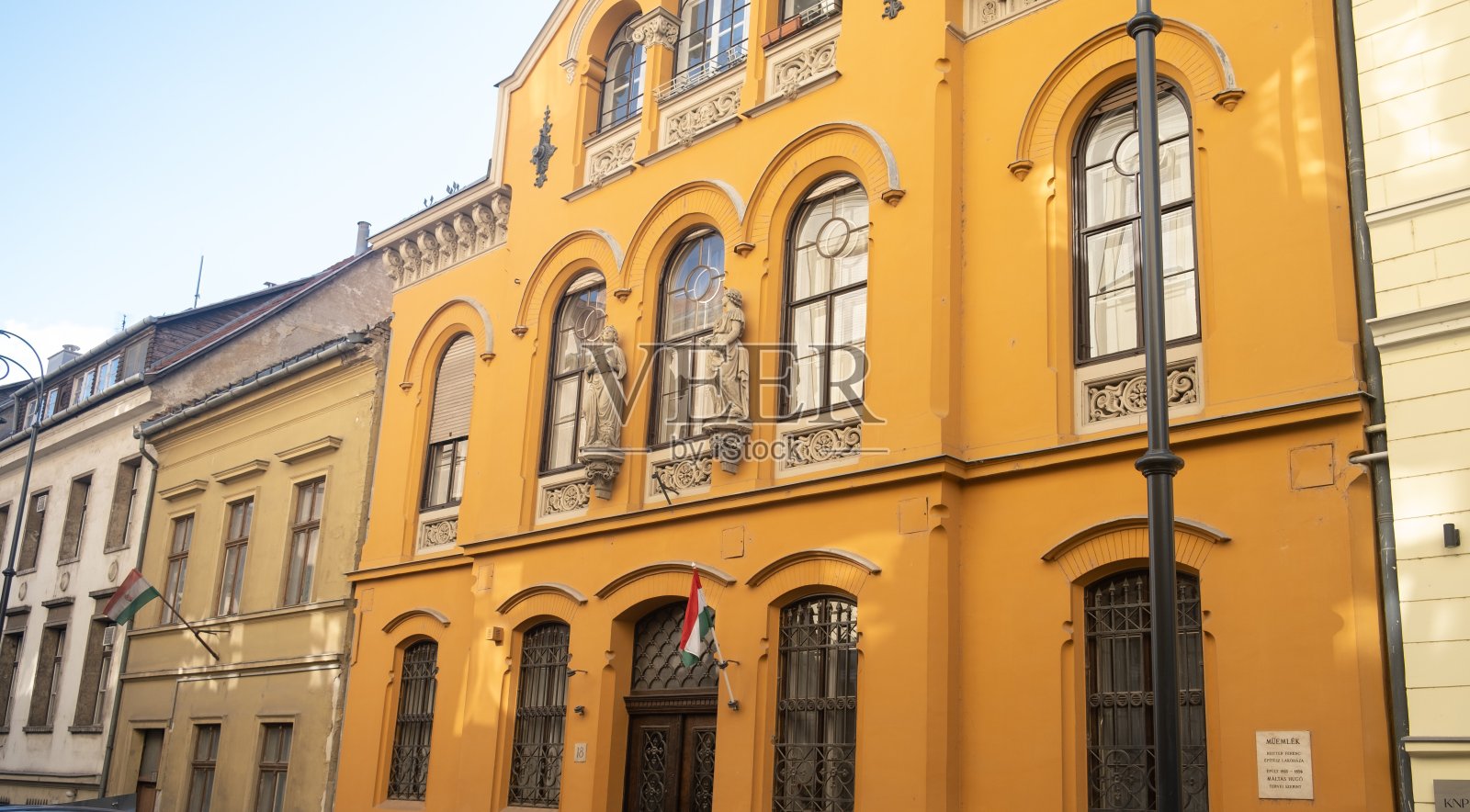 美丽的古典建筑紧邻布达城堡区。布达佩斯旧城，匈牙利国旗照片摄影图片