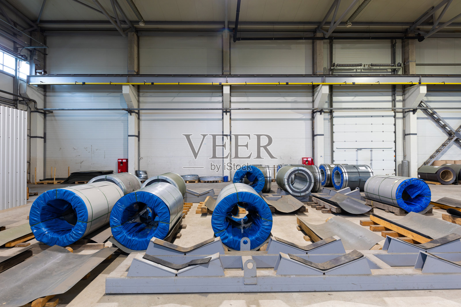 金属板材成型机，屋顶用钢瓦制造工艺，工业制造。工厂和工厂背景。工业的概念照片摄影图片