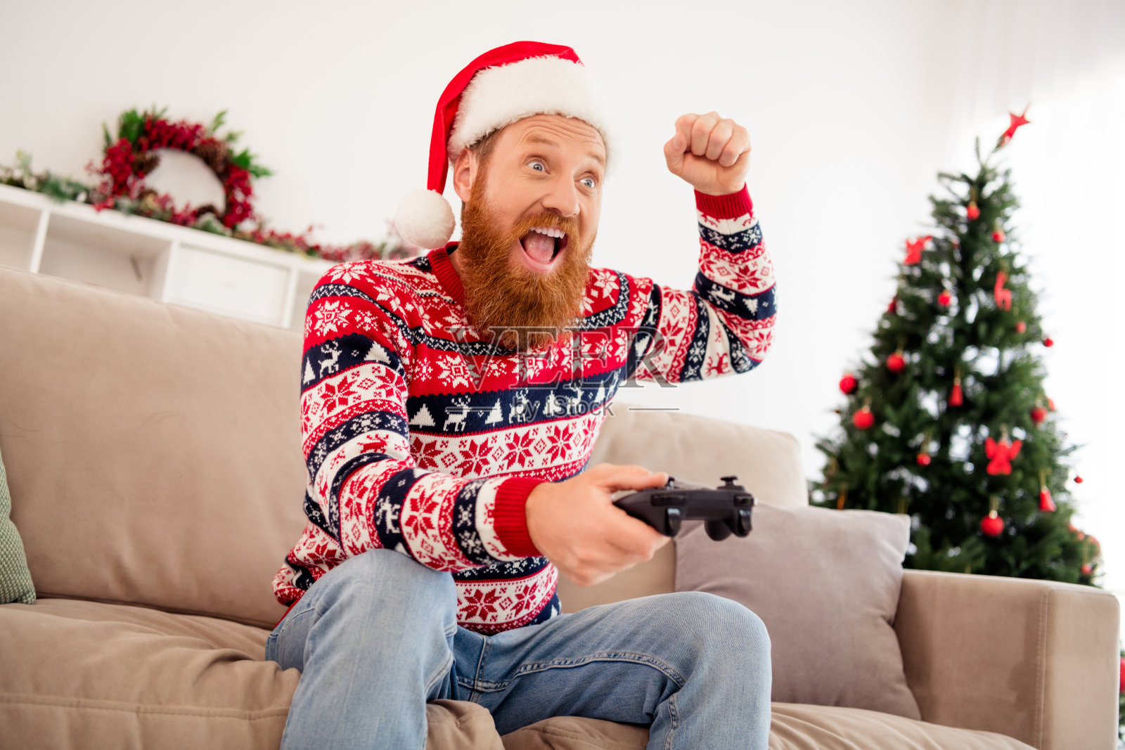 年轻兴奋的男子照片快乐积极的微笑庆祝胜利成功玩电子游戏周末新年在室内照片摄影图片