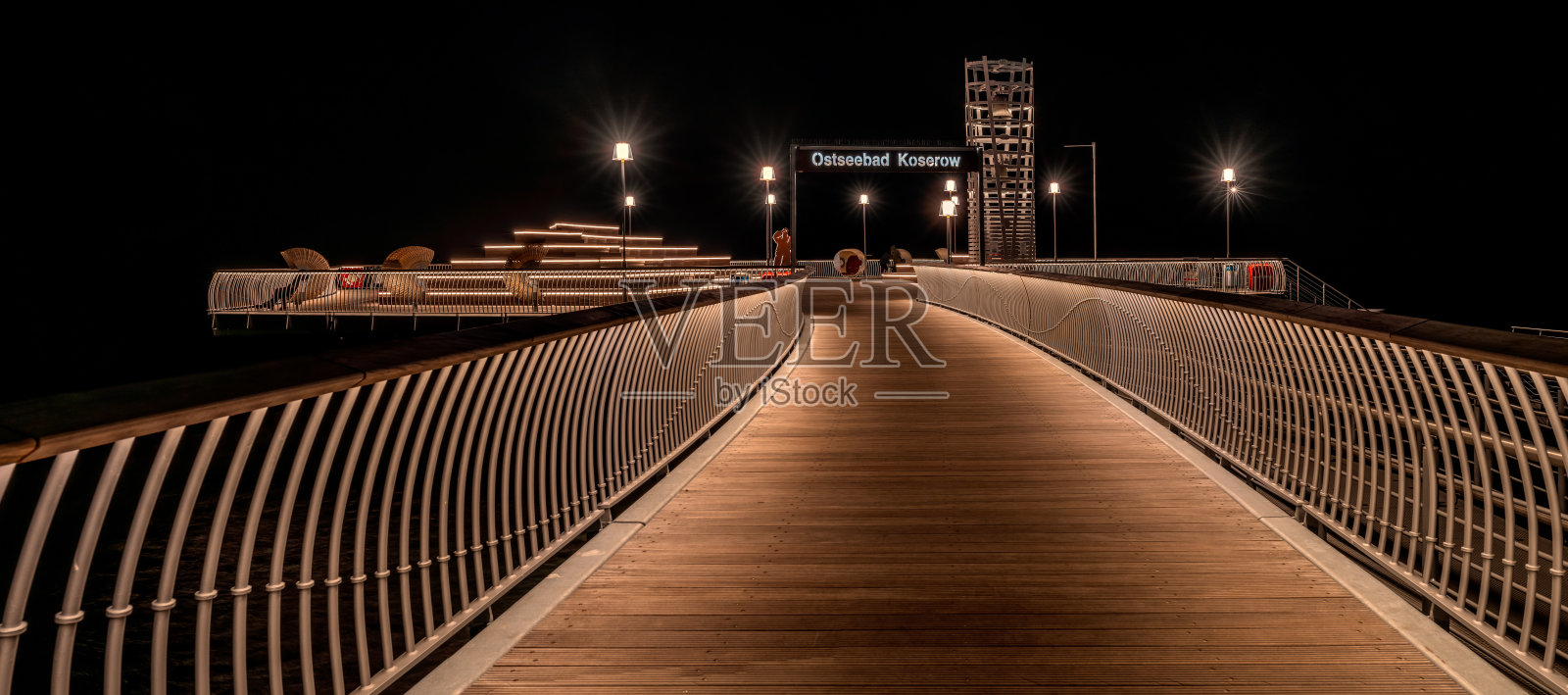 波罗的海，美丽的科塞罗码头，乌塞多姆岛的夜间海滨度假胜地照片摄影图片