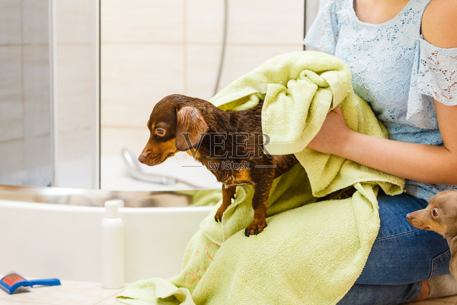 洗完澡后晾干腊肠的女人照片摄影图片