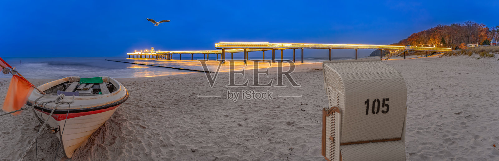 波罗的海，美丽的科塞罗码头，乌塞多姆岛的夜间海滨度假胜地照片摄影图片