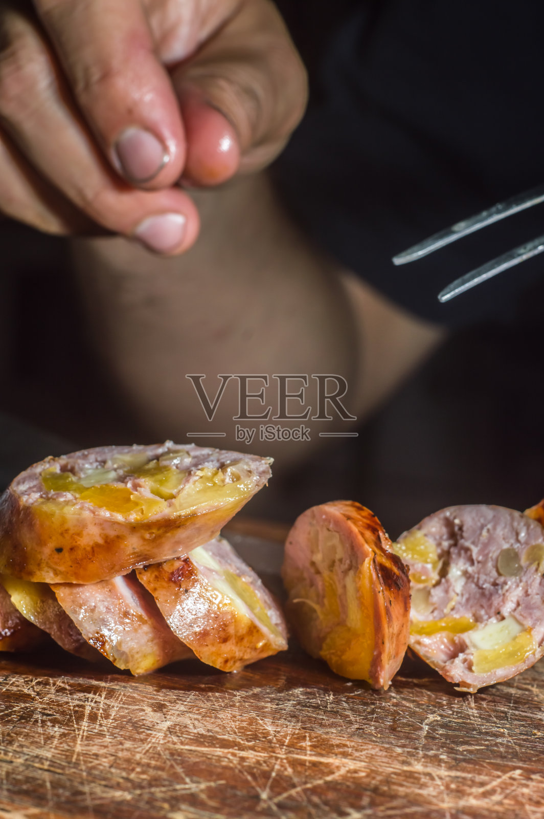 香肠配杏、奶酪和核桃，圣诞概念，精选焦点照片摄影图片