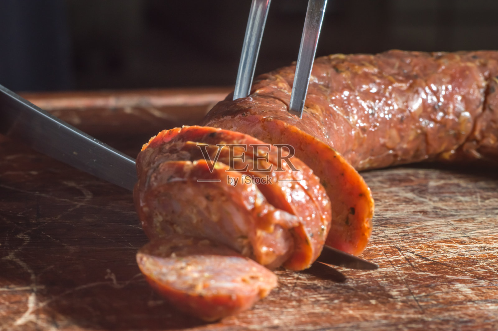 烟熏腊肠片放在木桌上，复制空间照片摄影图片