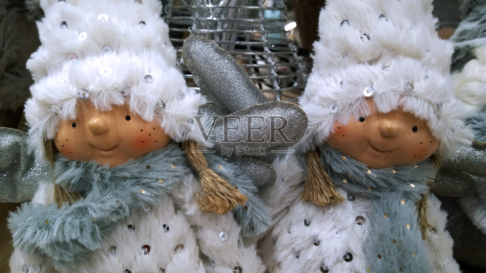 两个有趣的快乐微笑的白雪公主侏儒精灵在冬天毛皮帽子。手工艺者虚拟圣诞集市。可爱的手工礼品玩具。新年快乐。圣诞节的收藏。缝纫的天使娃娃。传统节日。照片摄影图片