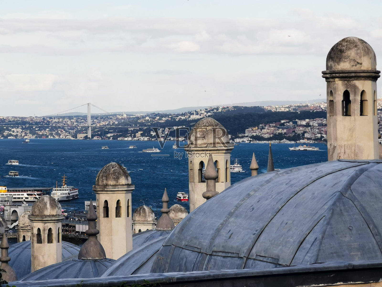 博斯普鲁斯海峡与伊斯坦布尔塔楼宣礼塔照片摄影图片