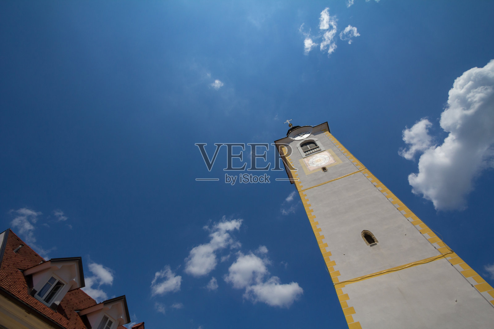 在一个阳光明媚的夏日午后，瑟克韦尼教堂的钟塔缓缓伫立在苏特纳市主街中央的一座巴洛克风格的罗马天主教教堂上。照片摄影图片