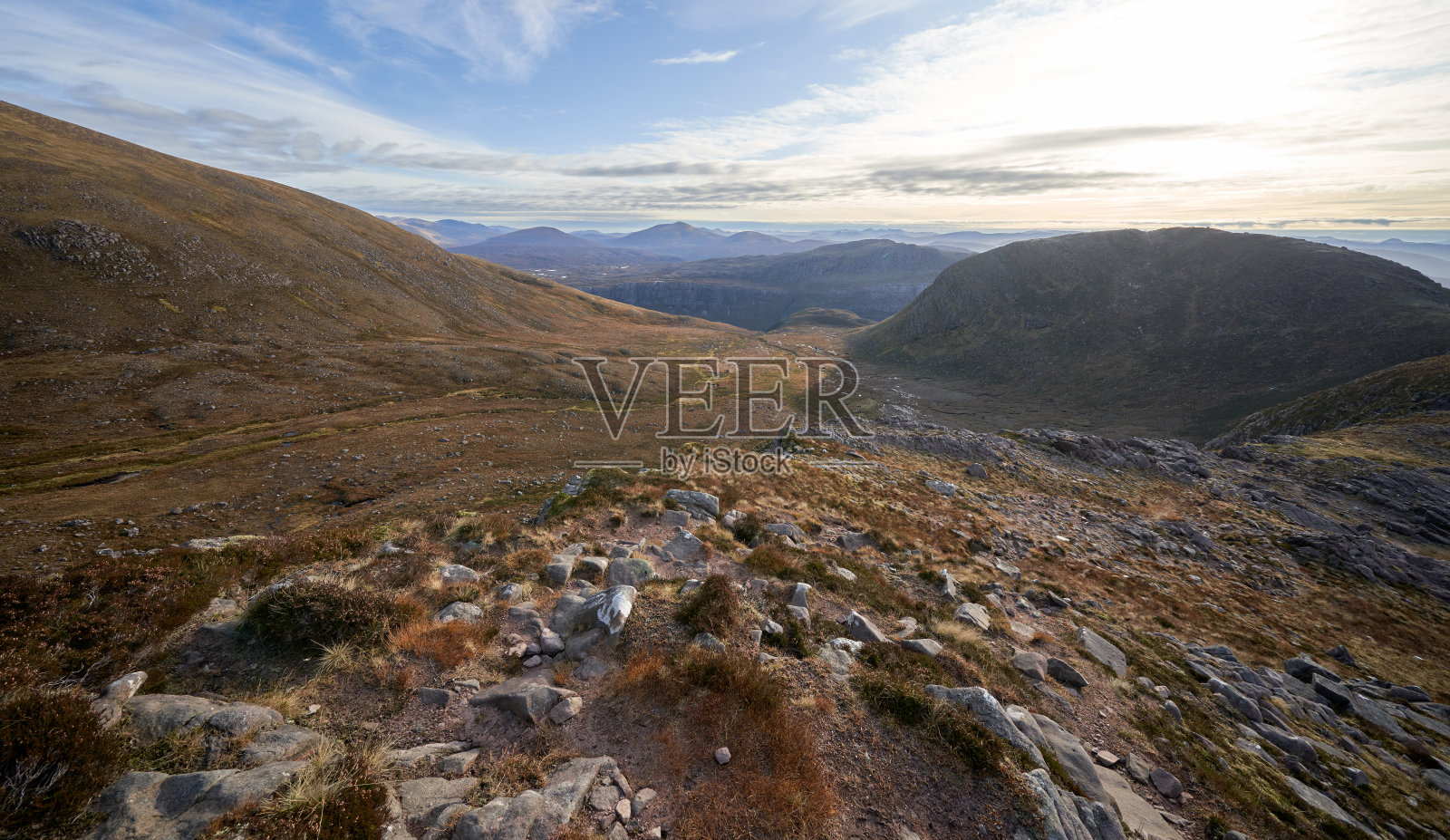 从斯里奥克的山顶向下，可以看到Coire na Sleaghaich照片摄影图片