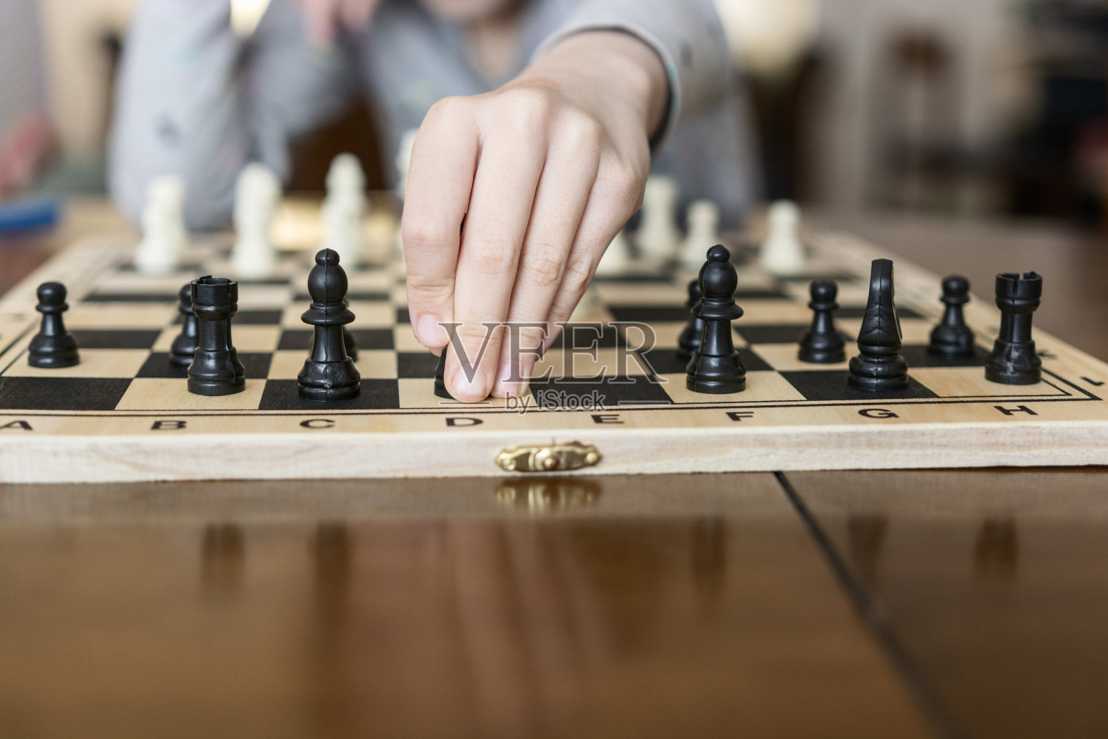 一个女孩下棋的特写镜头照片摄影图片