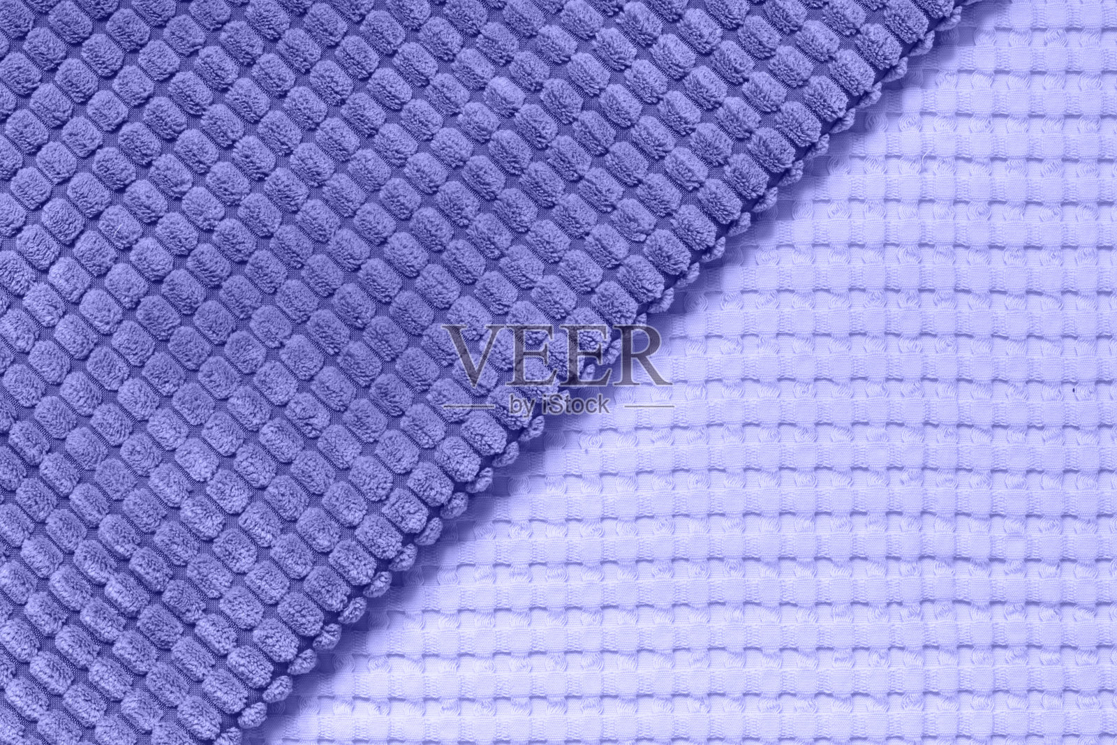 紫色或非常靠近对角的织物。前视图。抽象的方格软图案。照片摄影图片