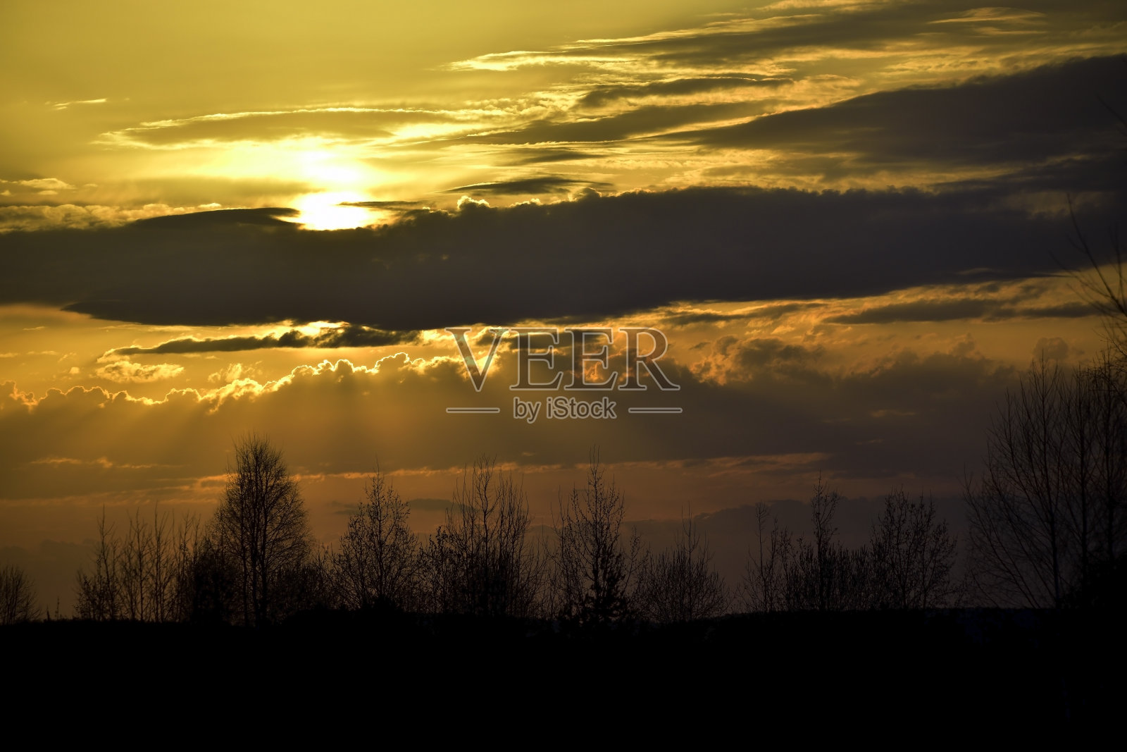 太阳盘落在云层中照片摄影图片