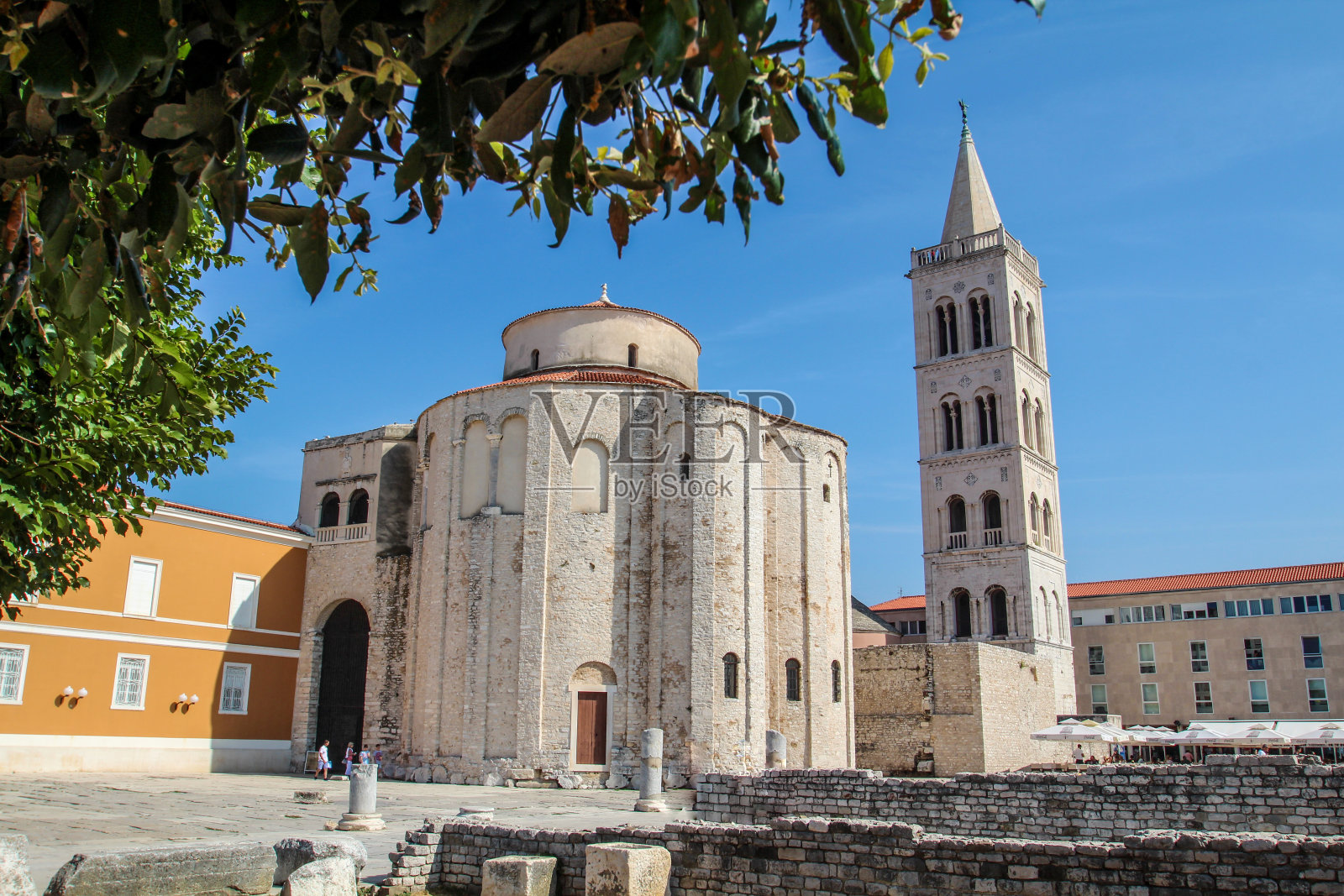 在扎达尔的罗马广场上的古圣多纳图斯大教堂照片摄影图片