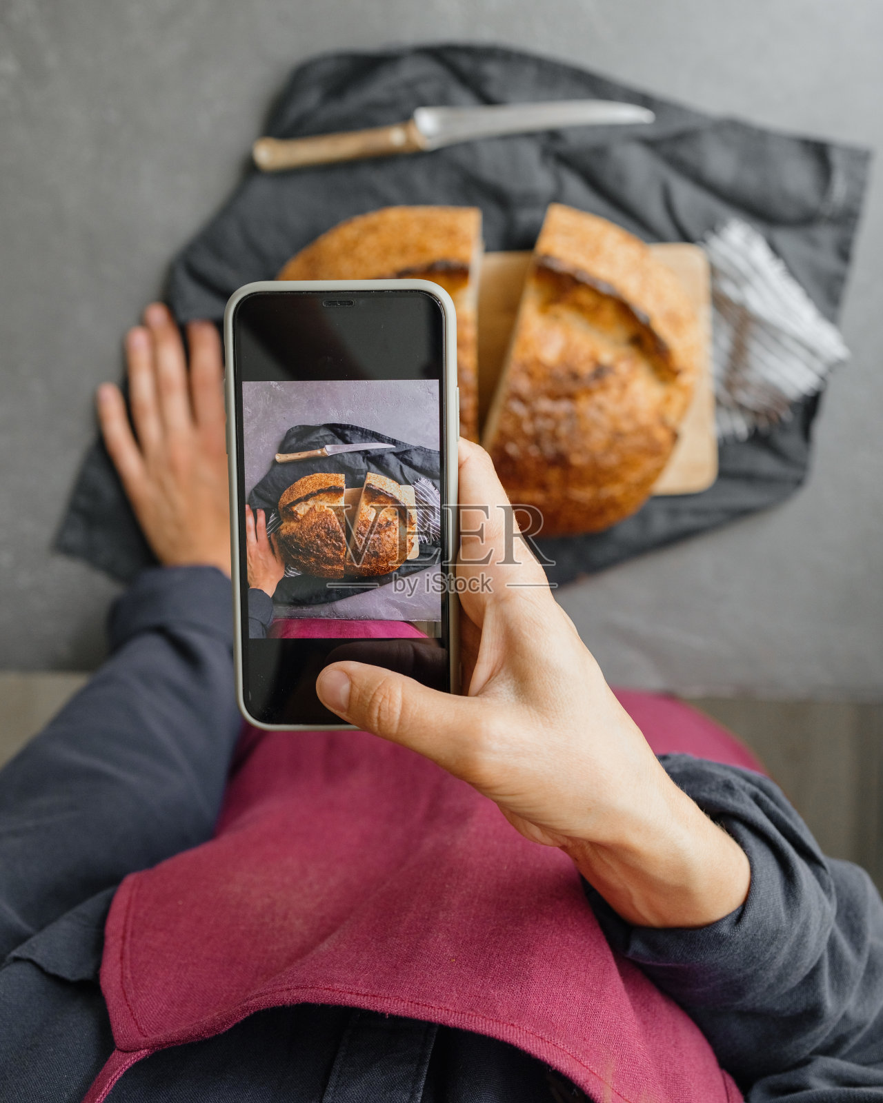 yeast-free酵母面包。一位美丽的欧洲女面包师手里拿着面包照片摄影图片