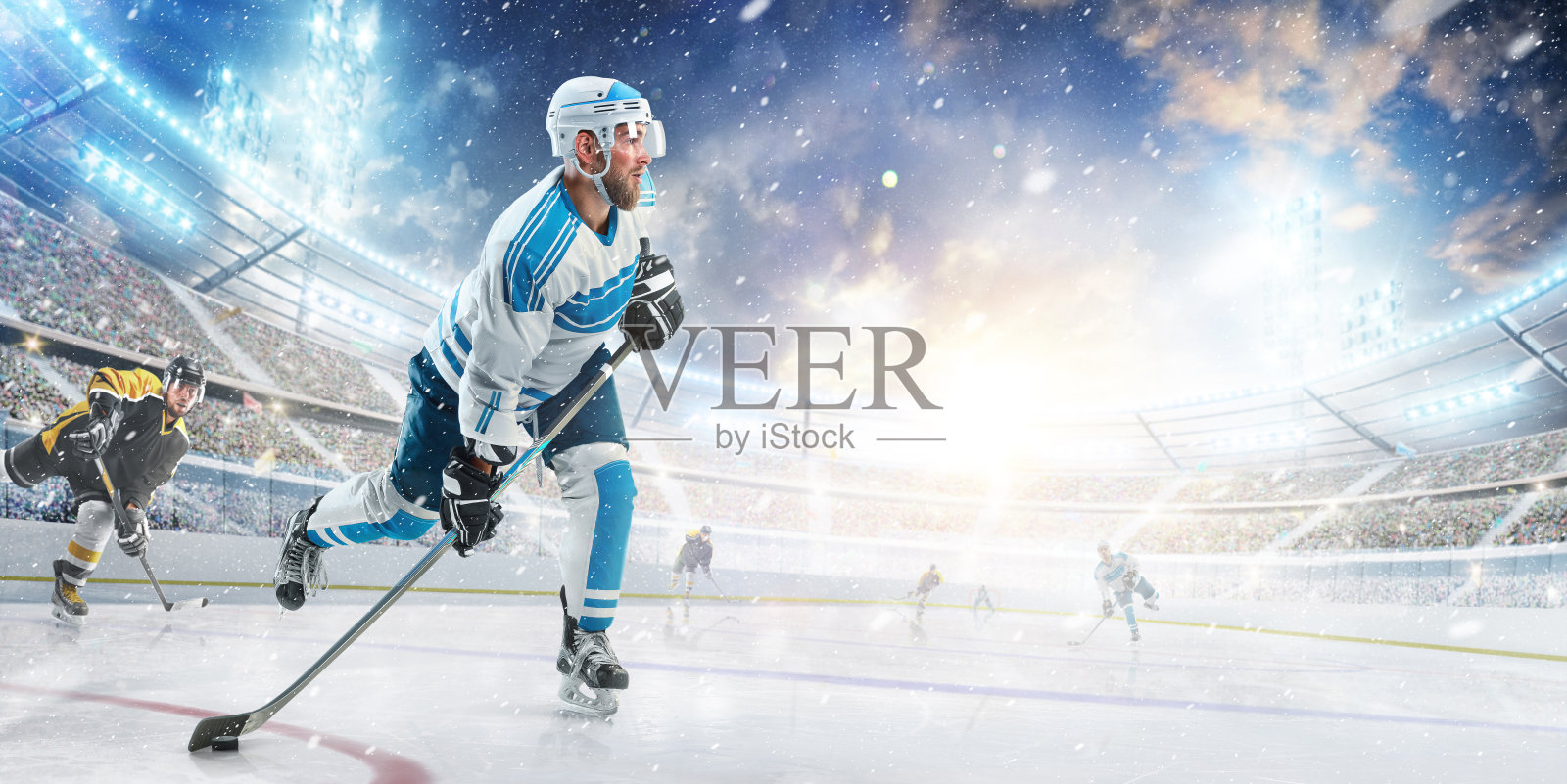 职业冰球运动员准备在冰上进攻。侧视图。体育的概念。运动员在行动。冬天照片摄影图片